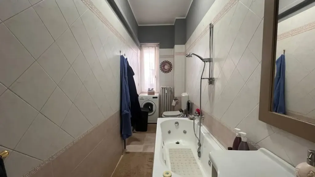 Salles de bain - Rearranged Apartment with Balcony in Beinasco