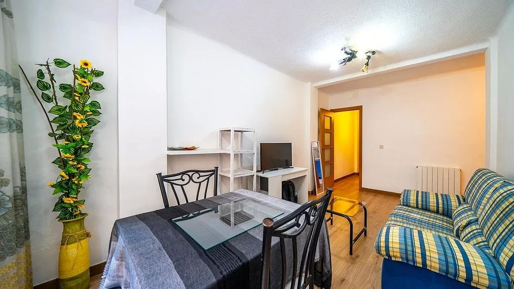Elutuba - 3-Bedroom Flat with Central Location in Alcorcón