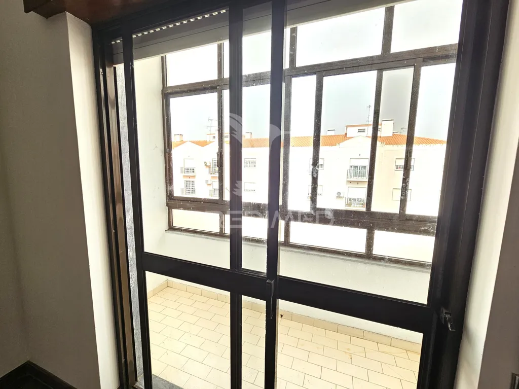 Balcon - Spacious T2 Apartment with Two Fronts in Pinhal Novo