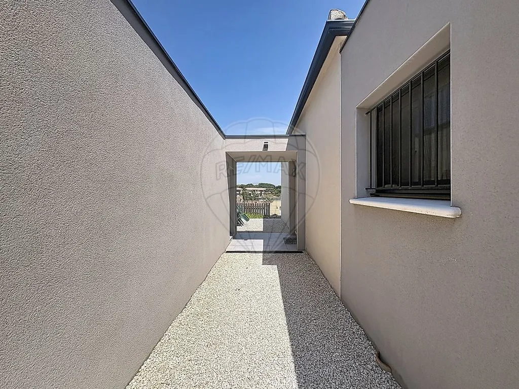 Jardin - Villa Contemporaine avec Piscine à Proximité des Commodités