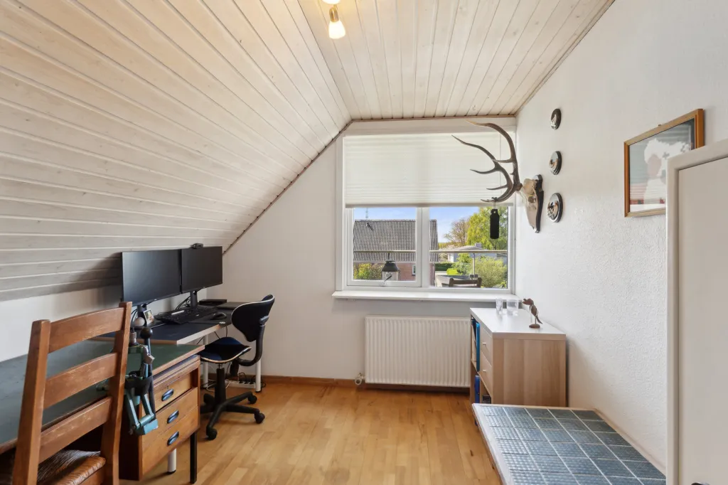 Bureau - Villa with Red Brick Facade in Als