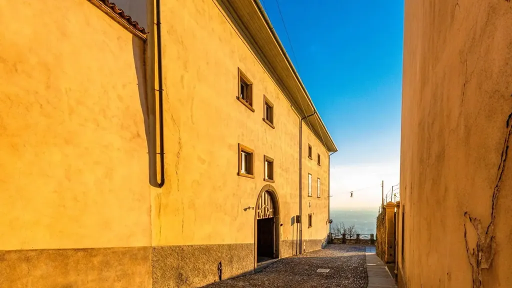 Välivaade - Historic Apartment with Convent Views in Bergamo