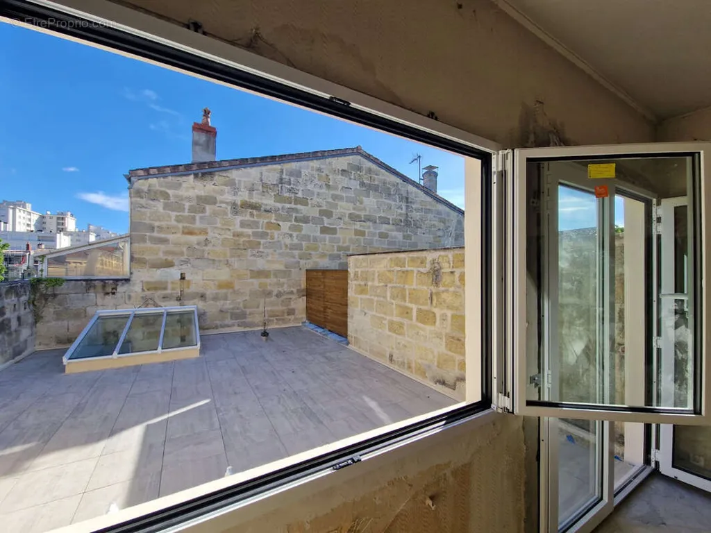 Balcone - T2 with Large Terrace in Bordeaux Croix Blanche