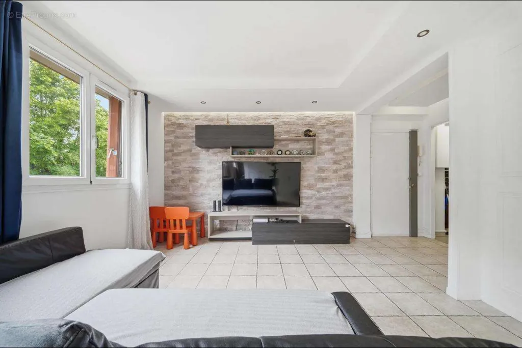 Séjour - Appartement Traversant avec Cave à Thiais