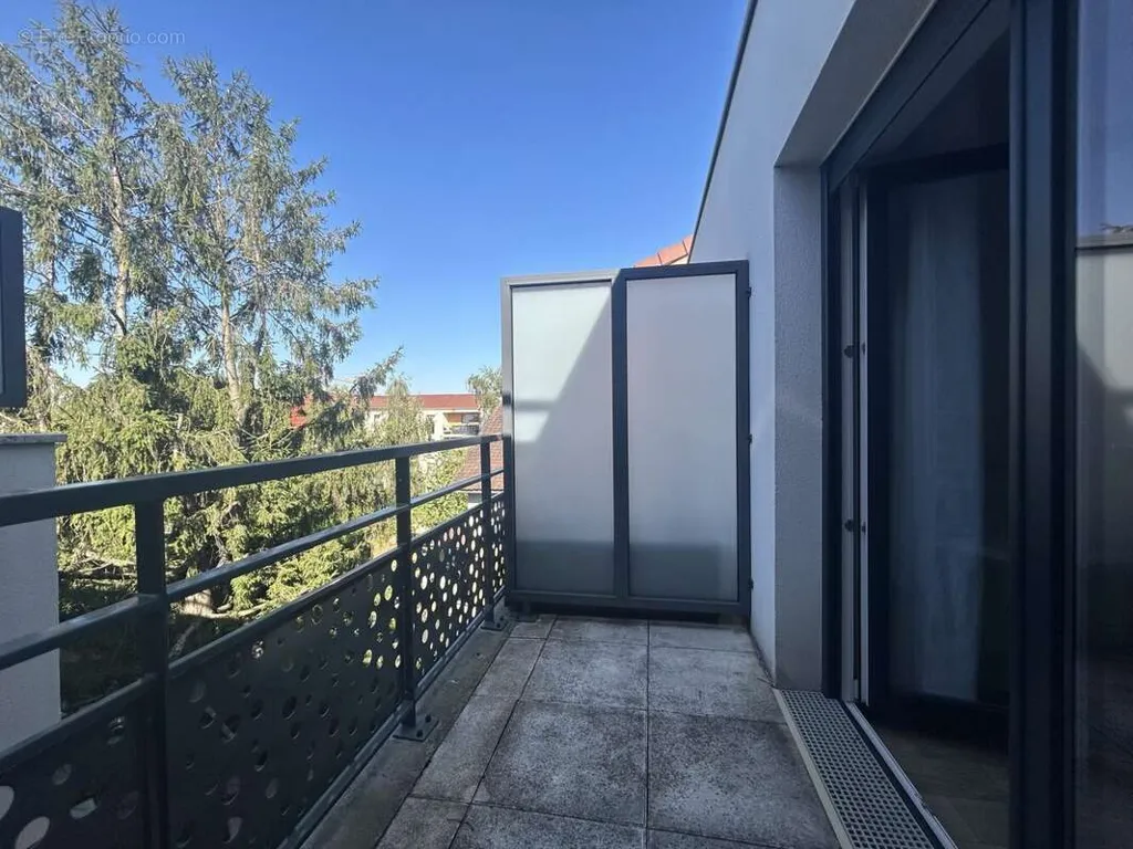 Balcone - 2-Bed Apartment with Balcony in Bois-D'Arcy