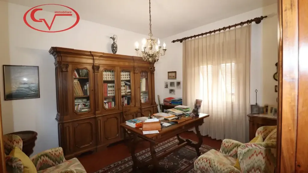 Bureau - Villa with Private Garden in Montevarchi