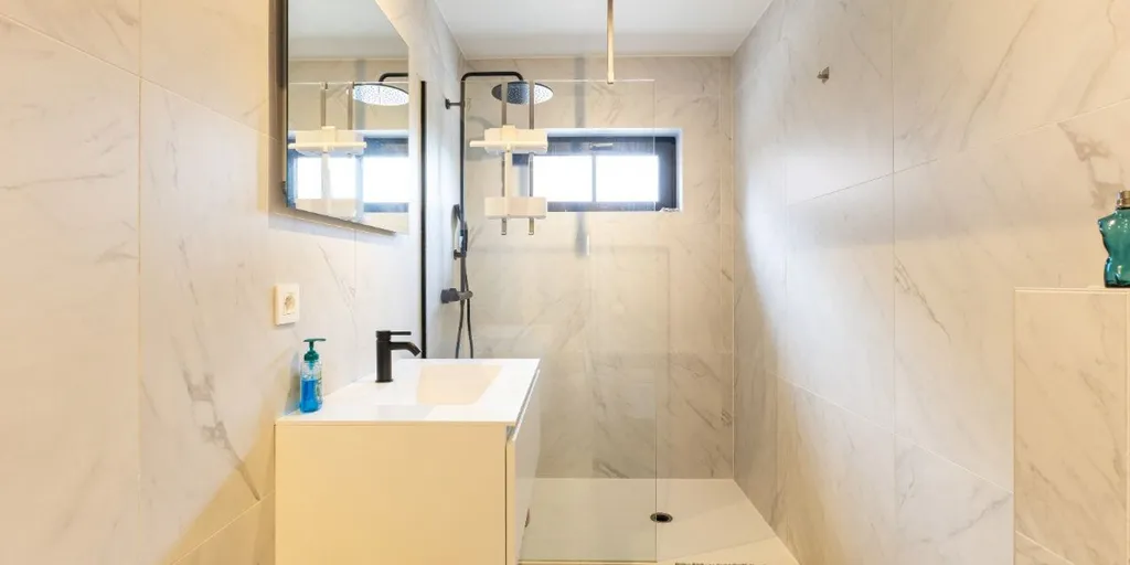 Salles de bain - Villa Rénovée avec Jardin à Knokke