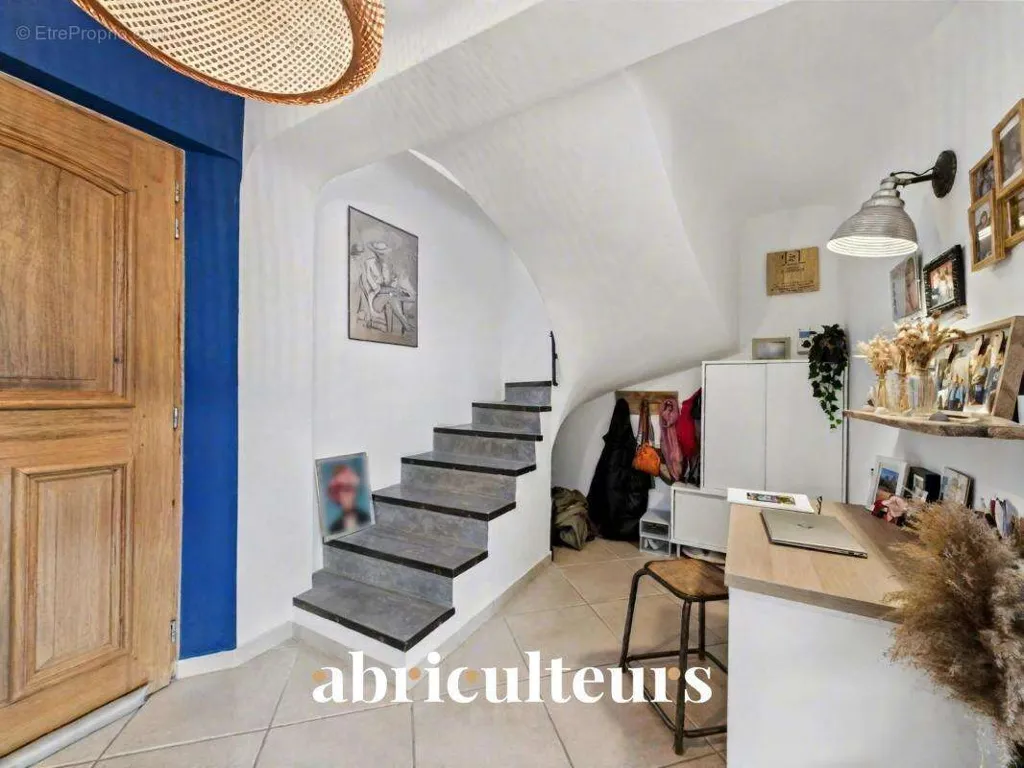 Hallway - Contemporary Villa with Panoramic View in Luberon