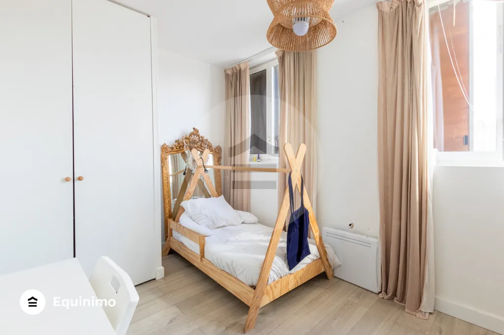 Bedrooms - Duplex Flat with Balcony and Terrace in Paris
