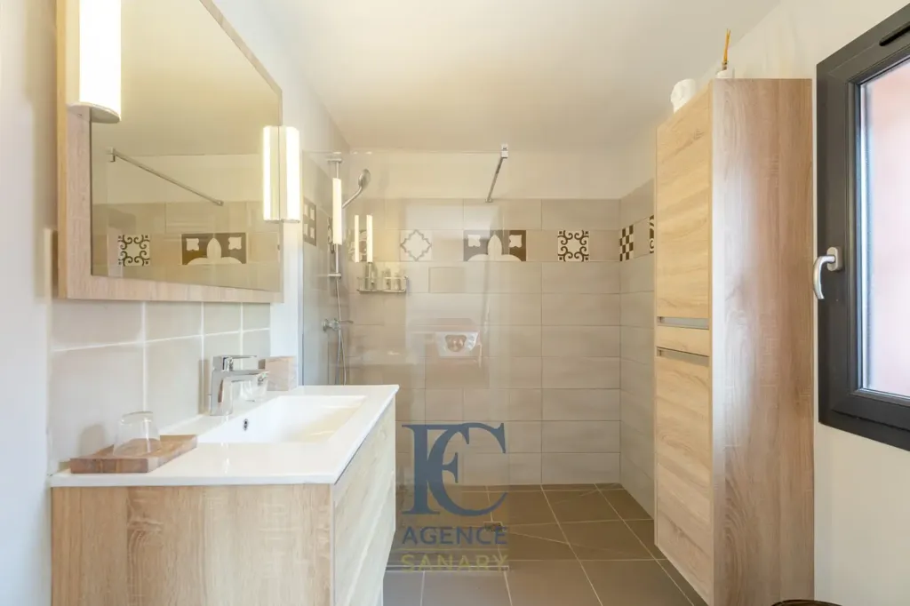 Salles de bain - Maison d'Architecte Rénovée avec Piscine à l'Escourche