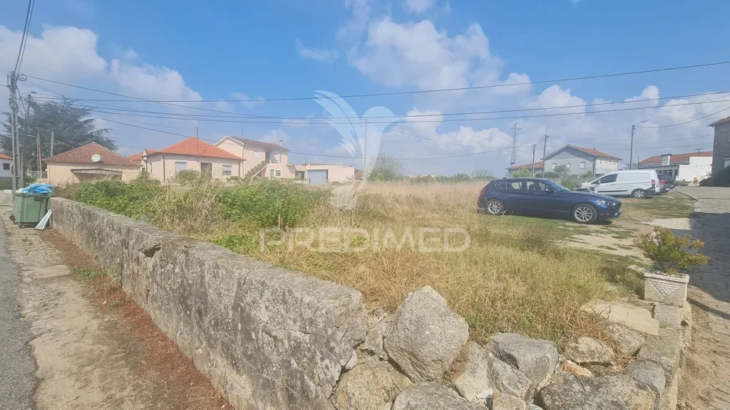 Jardin - Residential Plot with 4 Homes in Frazão