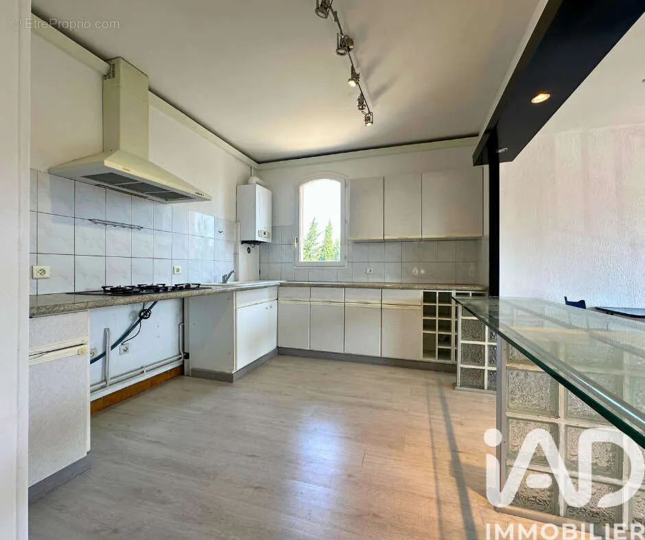 Köök - Apartment with Garage in Le Pontet