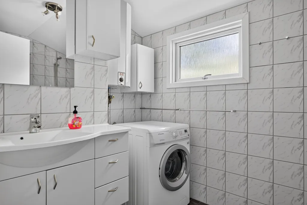Bathrooms - Well-Maintained Summerhouse with Garden in Rågeleje