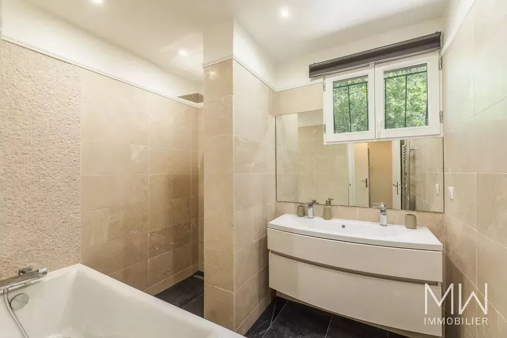 Salles de bain - Villa Luxueuse avec Jardin à Lège-Cap-Ferret