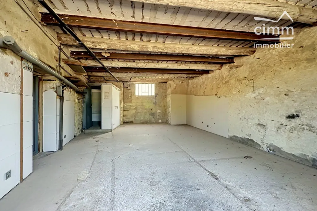 Garage - Charming Mas with Renovation Potential in Malemort-du-Comtat