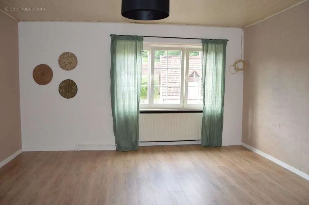 Séjour - Immeuble de 3 Logements avec Balcon à Soucht