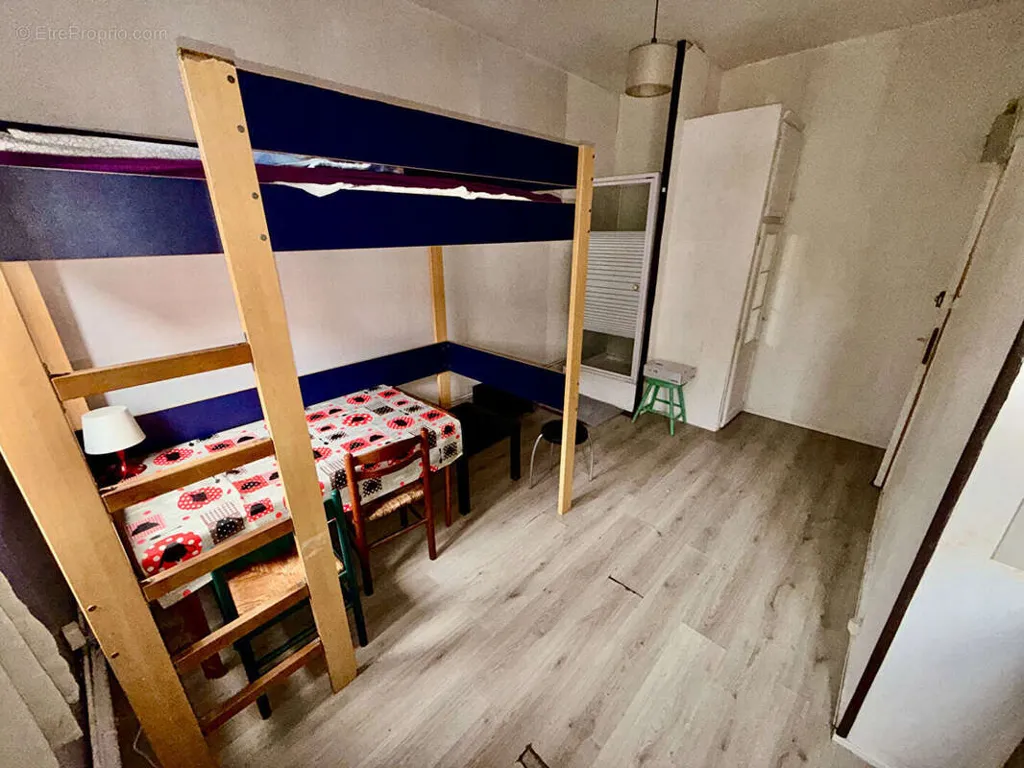 Magamistoad - Student Building with 10 Studios in Central Location