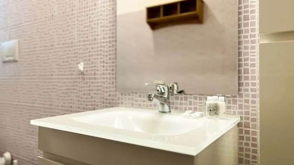 Salles de bain - Modern Studio with Balcony in Milan