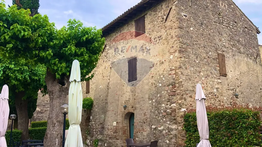 Jardin - Medieval Rustico with Income Potential in Monzambano