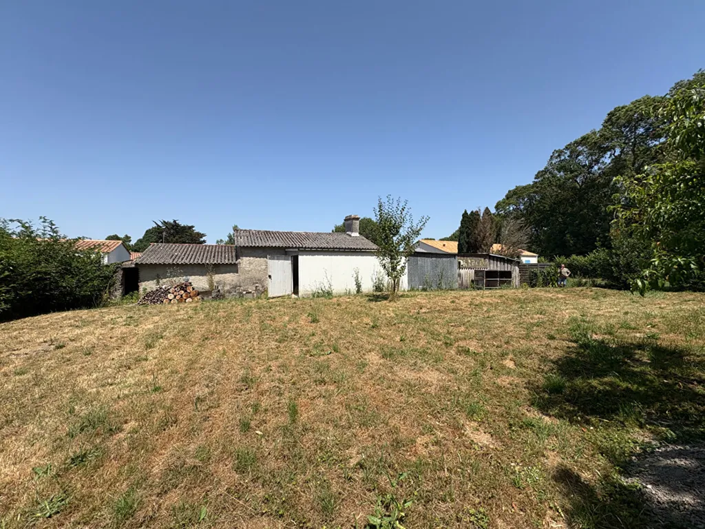 Jardin - Ancienne Ferme à Réhabiliter avec Dépendances à Châteauneuf