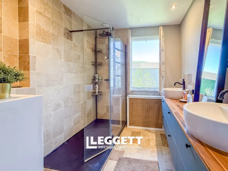 Bathrooms - Charming 4-Bedroom House with Pool in Ardiège