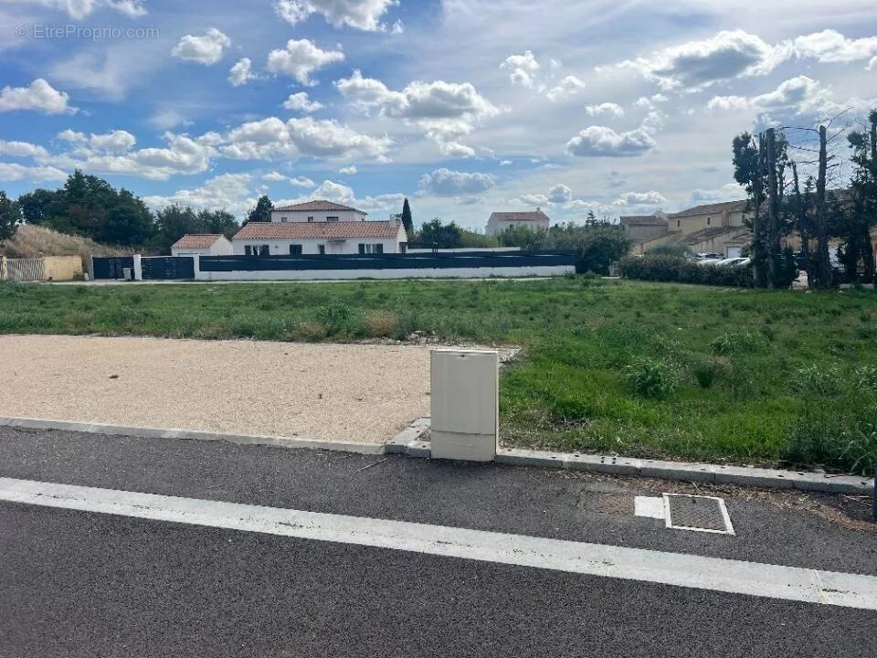 Aed - Flat Terrain with Garden in Senas