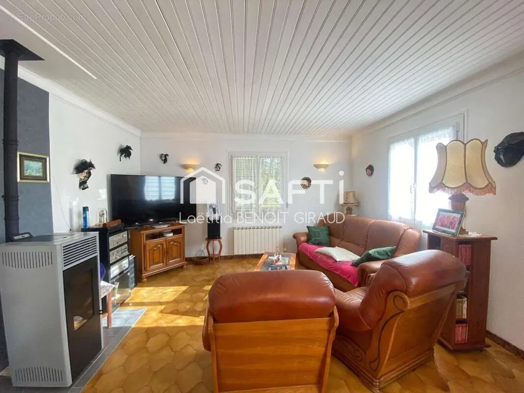 6-toaline maja asukohas Breuillet