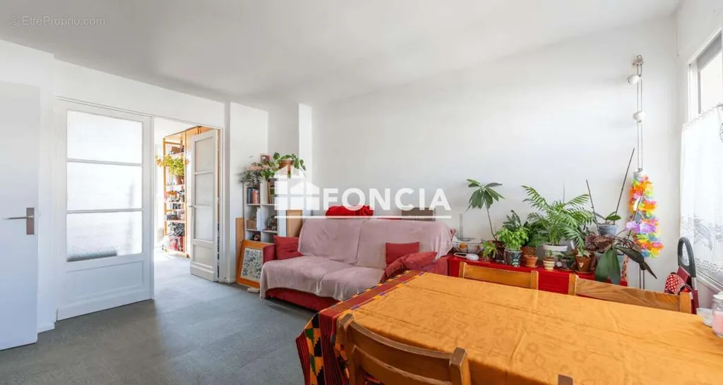 Söögituba - 3-Piece Flat with Lift in Laumière, Paris