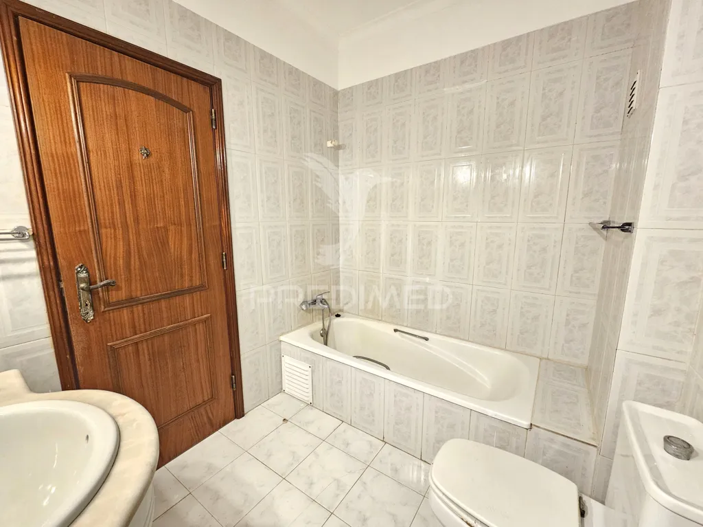 Salles de bain - Spacious T2 Apartment with Two Fronts in Pinhal Novo