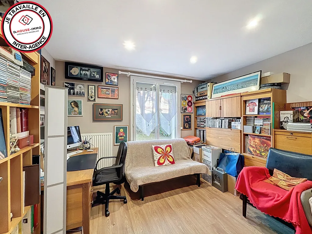 Office - 10-Piece House with Pool in Nozay