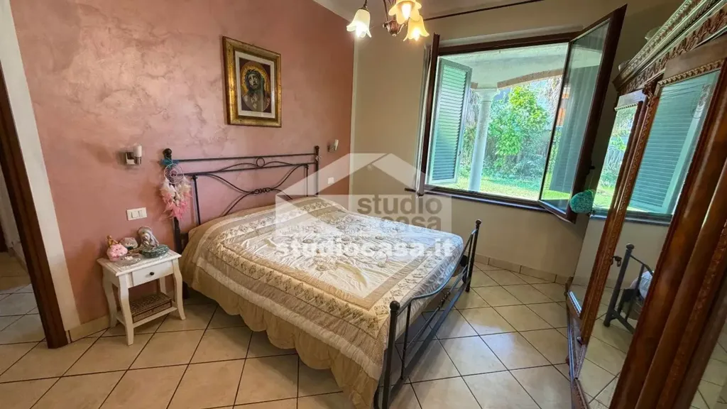 Chambres - Villa with Three Apartments in Crema