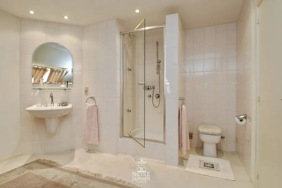 Salles de bain - Villa avec Piscine à Maaseik