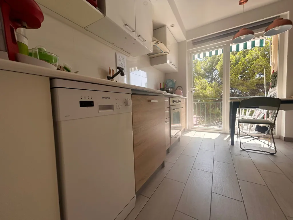 Cuisine - Renovated Apartment with Terrace in Urban Centre