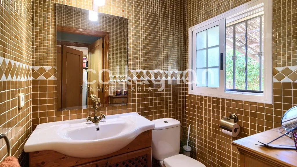 Bathrooms - Luxury Detached House with Pool in Paterna