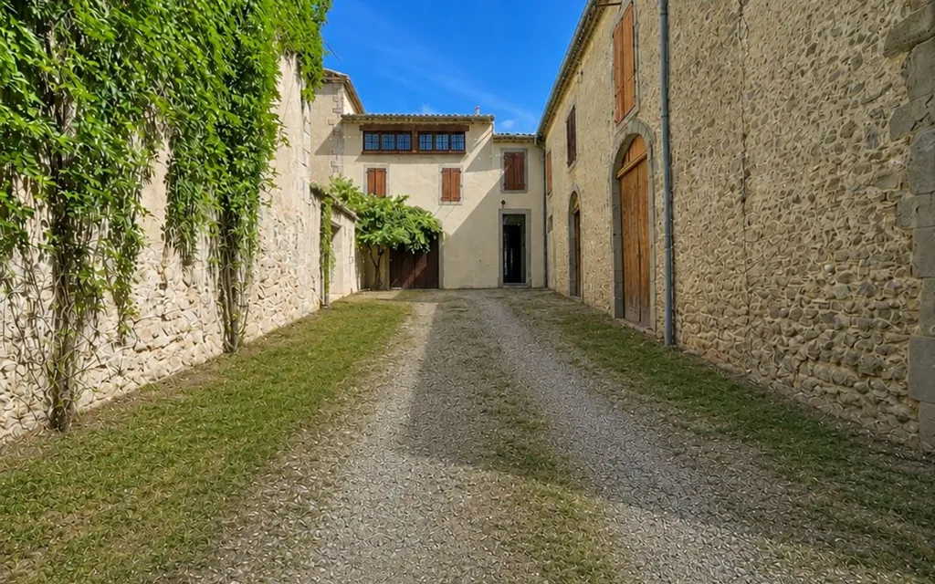 Extérieur - Remise à Rénover avec Vue sur Château à Leuc