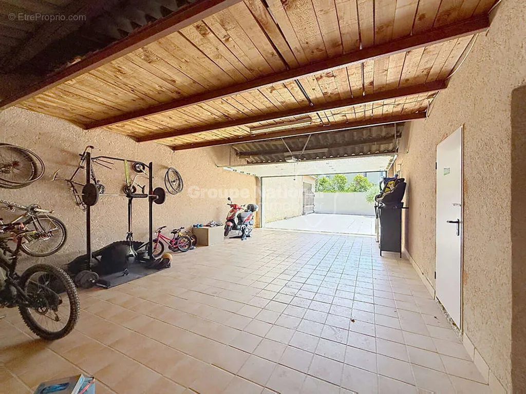 Garage - Renovated Villa with Pool in Cheval-Blanc