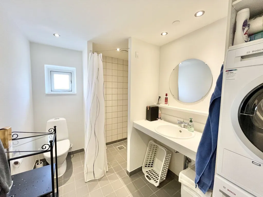 Bathrooms - 2-Bedroom Apartment with Garden in Aalborg