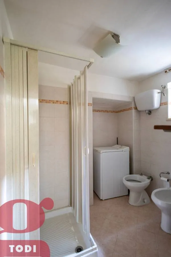 Salles de bain - Historic Two-Bedroom Apartment in Todi