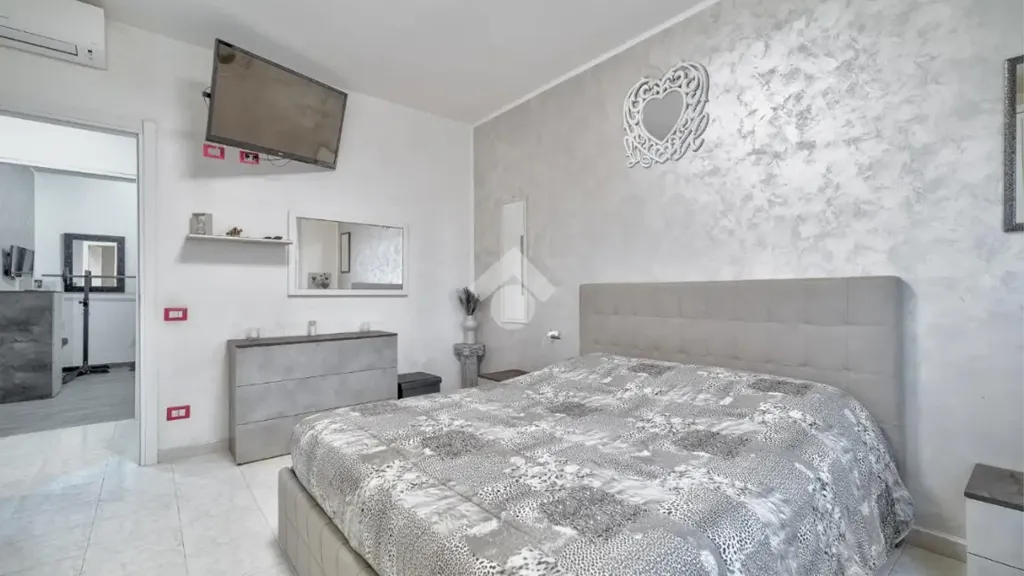 Chambres - Rear-Facing Apartment with Balcony in Civitavecchia