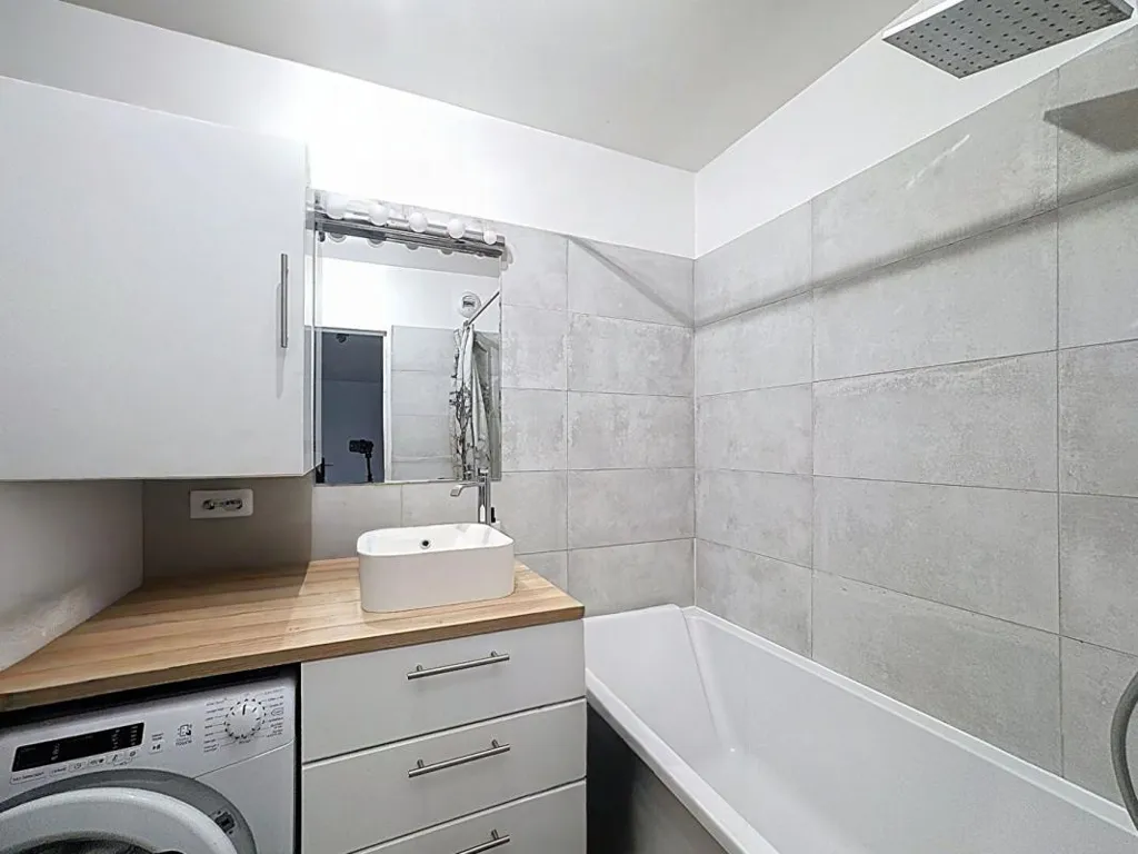 Salles de bain - Appartement Rénové avec Balcon à l'Ouest