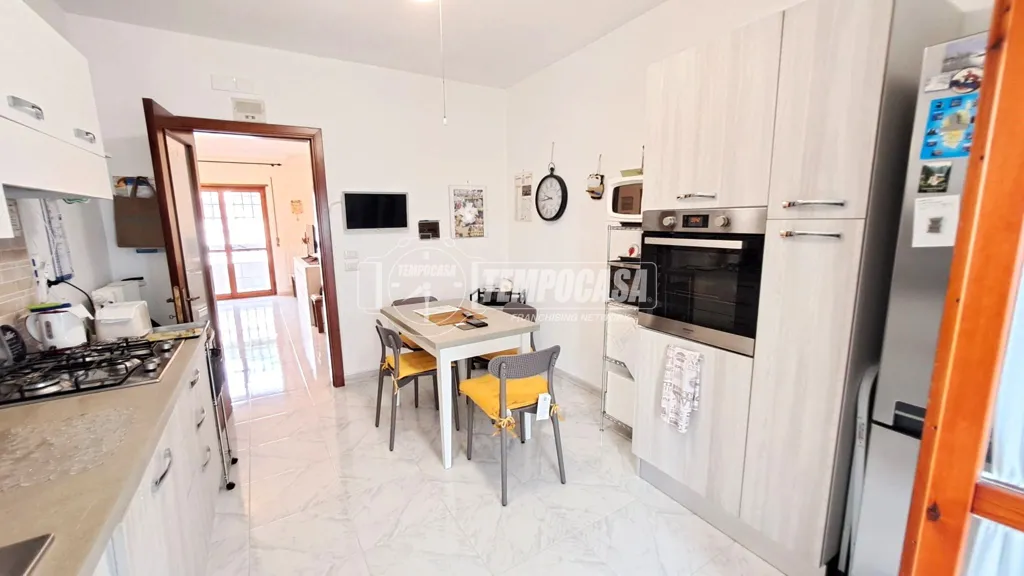 Cuisine - Three-Bedroom Apartment with Balcony in Adelfia