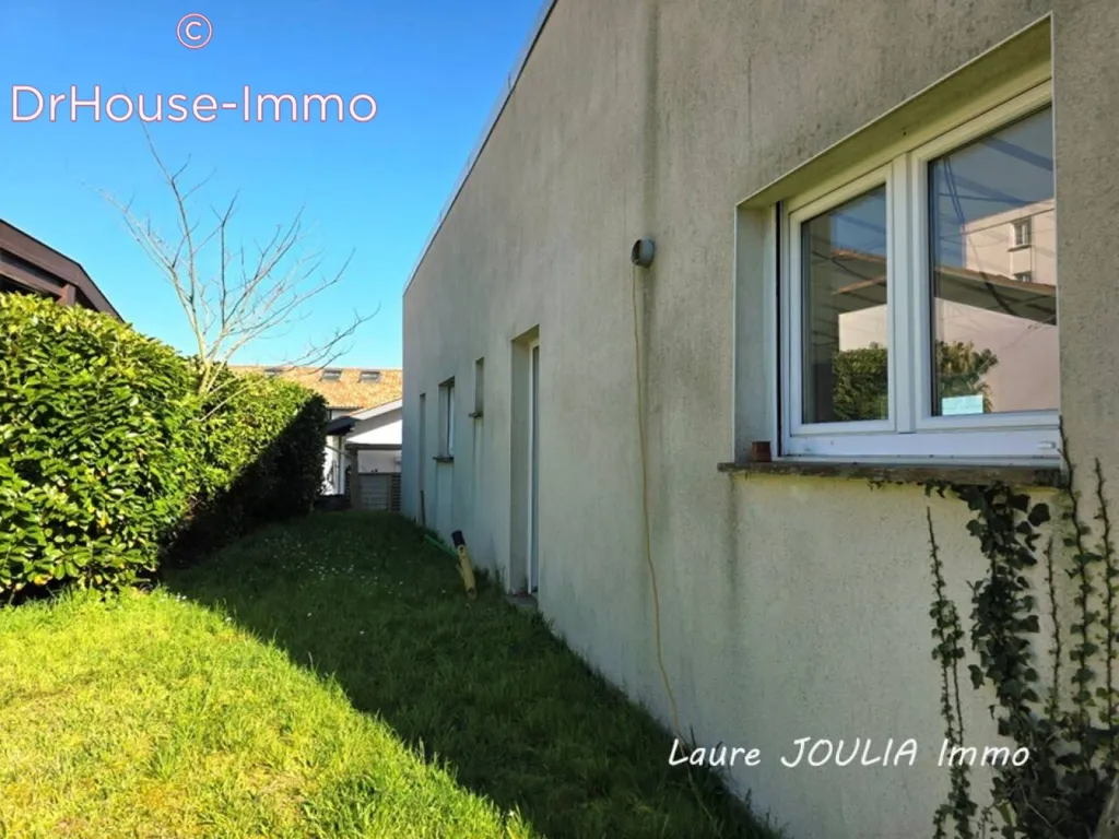 Aed - Passive House with Solar Panels in Anglet