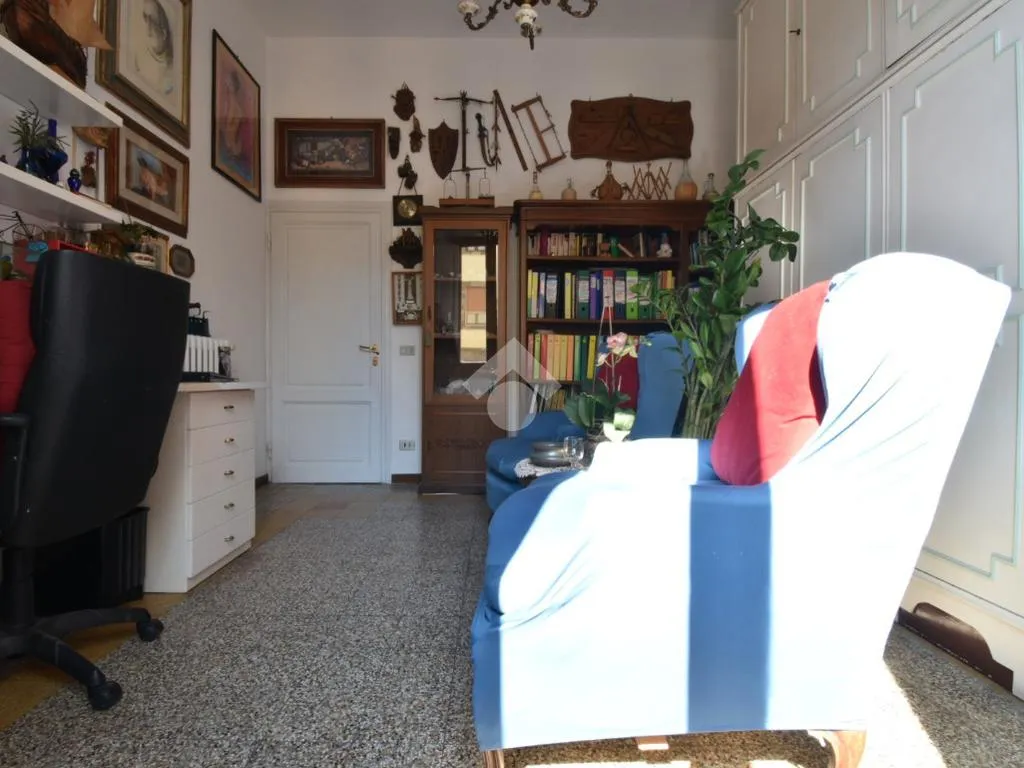 Bureau - 4-Room Apartment with Balcony in Florence