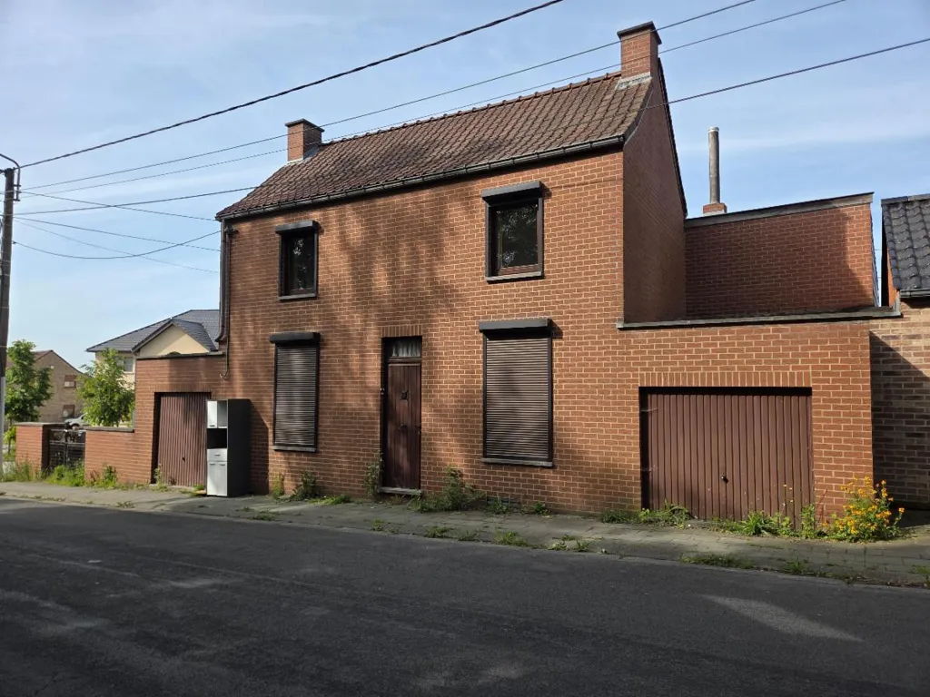 Extérieur - Maison de 3 Façades avec Jardin et Garages à Visiter