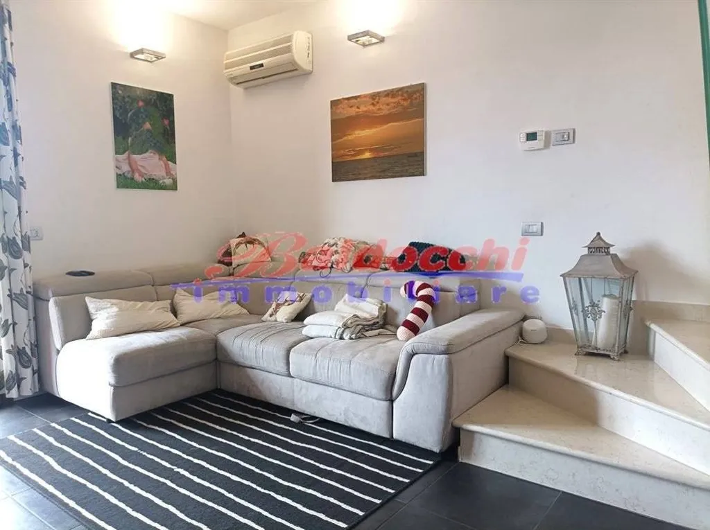 Soggiorno - Duplex con terrazzo in zona residenziale a Fano