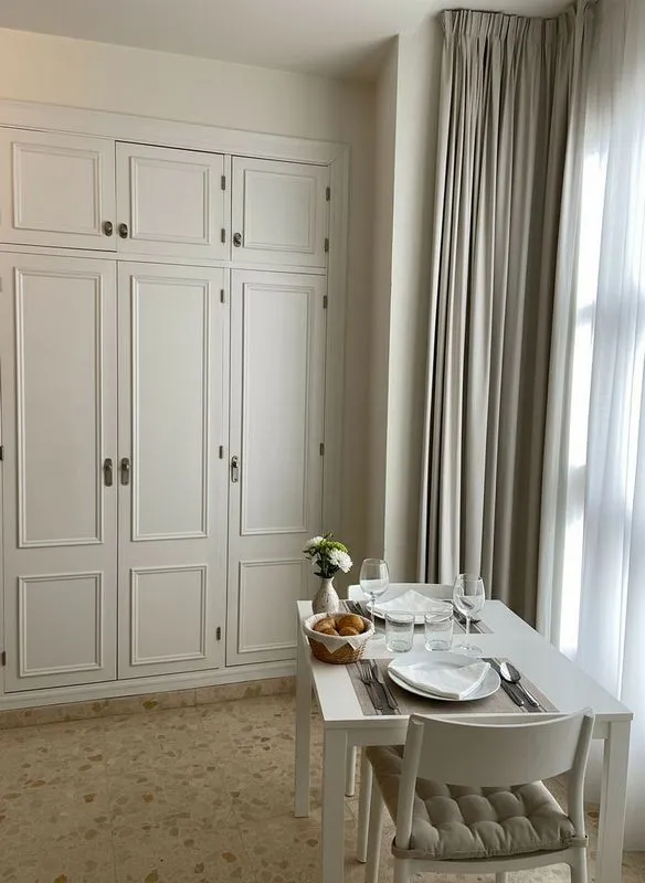 Salle à manger - Studio with Balcony in Málaga Centre