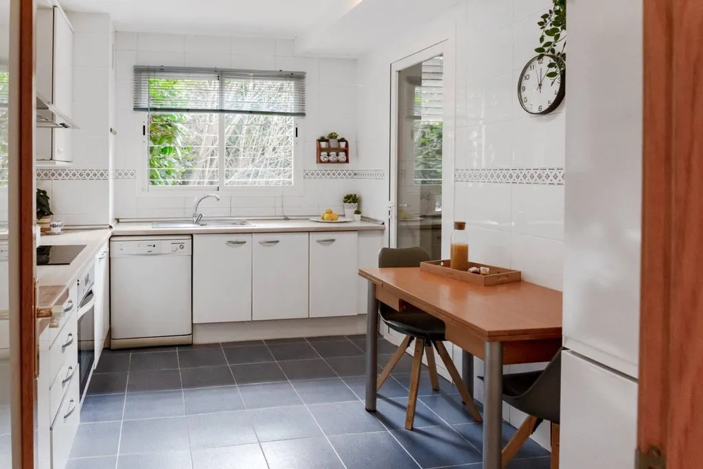 Cuisine - Luxury Flat with Private Pool in Les Maravelles, Palma