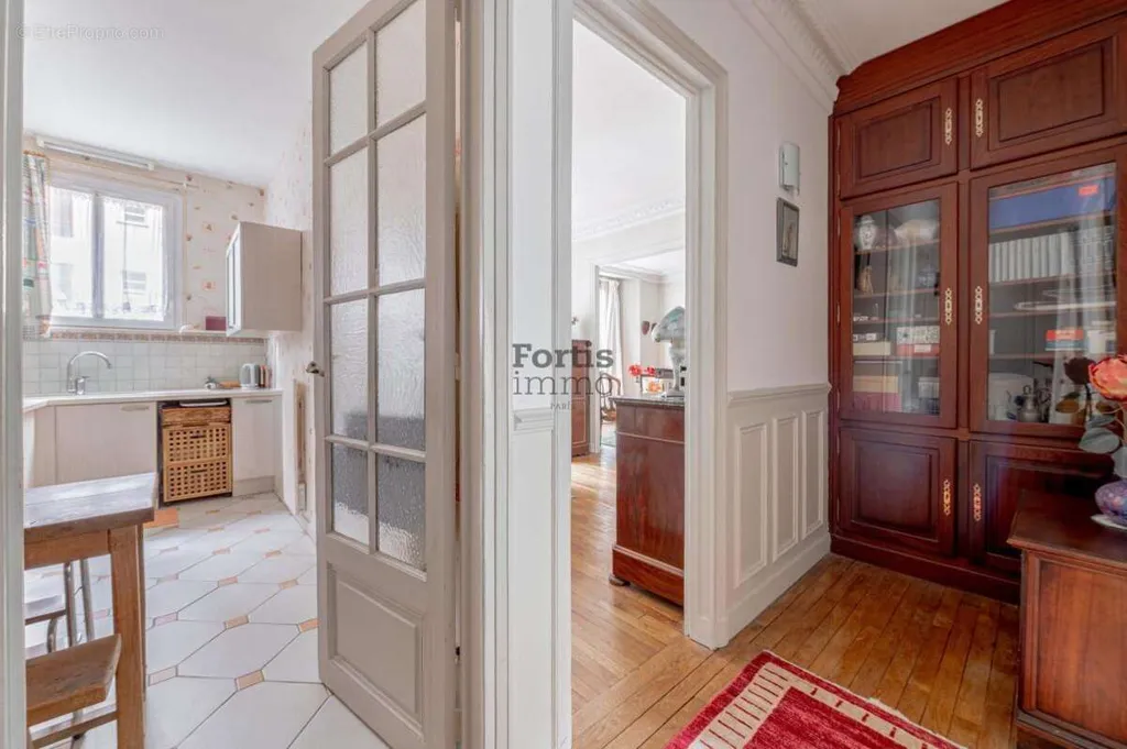 3-toaline maja asukohas Paris-13e