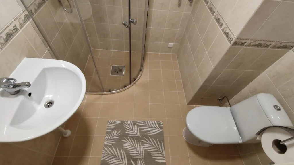 Salles de bain - Two-Bedroom Apartment with Balcony in Central Location