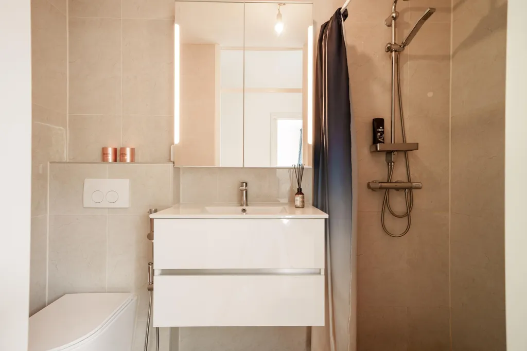 Salles de bain - 2-Bedroom Corner Flat with West Balcony in Muziekwijk